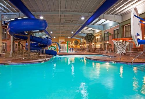 Majoituspaikassa Holiday Inn Hotel & Suites Minneapolis-Lakeville, an IHG Hotel tai sen lähellä sijaitseva uima-allas