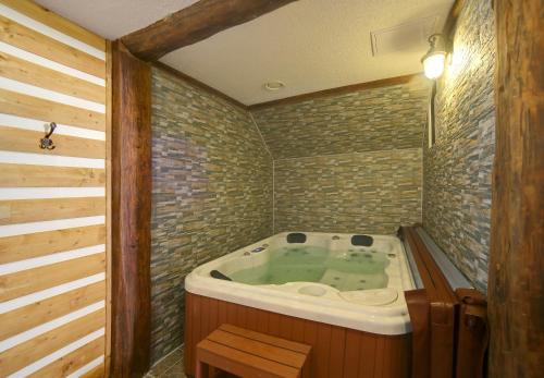 un bagno con vasca idromassaggio in una stanza di Pension H a Jáchymov