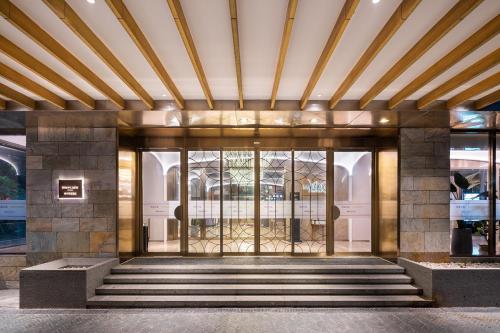 a lobby of a building with a large glass door at Mercure Fuzhou Downtown in Fuzhou