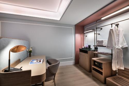 a dressing room with a desk and a mirror at Mercure Fuzhou Downtown in Fuzhou
