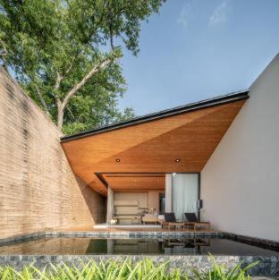 Taman di luar Tara Villa