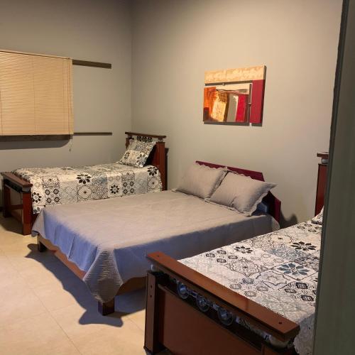 a room with two beds in a room at Chalés da Zelma in Capitólio