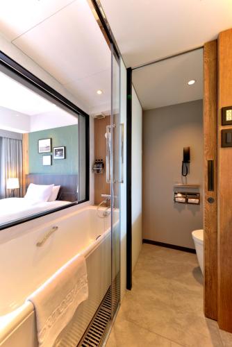 Una cama o camas en una habitación de Kobe Portopia Hotel