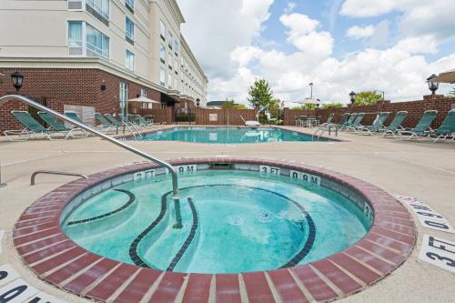 ein Schwimmbad in der Mitte eines Gebäudes in der Unterkunft Holiday Inn Statesboro-University Area, an IHG Hotel in Statesboro