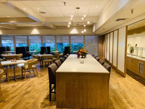 a conference room with a long table and chairs at Crowne Plaza Silicon Valley North - Union City by IHG in Union City