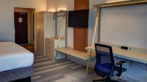 Televisyen dan/atau pusat hiburan di Holiday Inn Express Spencer by IHG