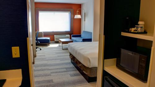 Katil atau katil-katil dalam bilik di Holiday Inn Express Spencer by IHG