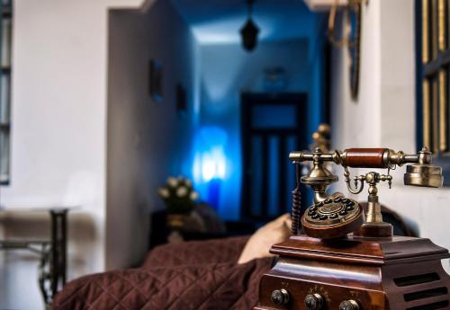un viejo teléfono sentado encima de una cama en Hotel Montecarlo, en Riobamba