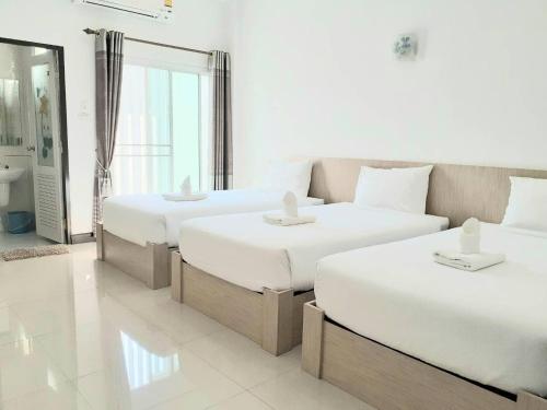 Habitación de hotel con 2 camas y baño en BanKhun en Nakhon Ratchasima