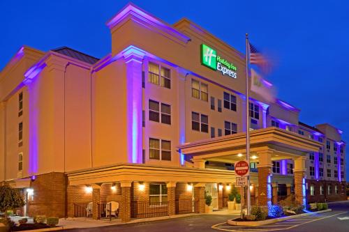 a hotel with a sign on the front of it at Holiday Inn Express Woodbridge by IHG in Avenel