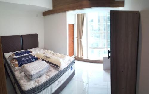 Giường trong phòng chung tại Mataram City Apartment 700 Sadewa