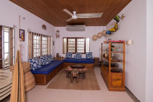 ein Wohnzimmer mit einem blauen Sofa und einem Tisch in der Unterkunft Cabaña Badelandia in Coveñas