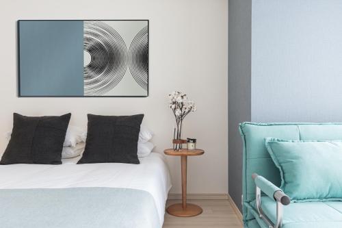 a bedroom with a bed and a picture on the wall at Ostay Shin-Osaka Hotel Apartment in Osaka
