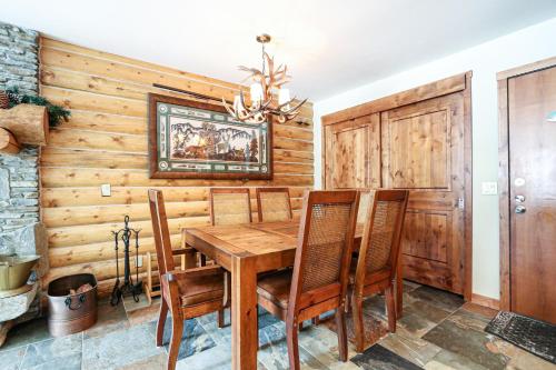 - une salle à manger avec une table et des chaises en bois dans l'établissement Summit 81 Apartment, à Mammoth Lakes