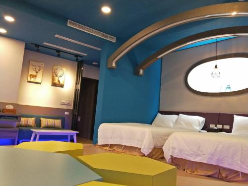 een hotelkamer met 2 bedden en een raam bij Starry Laurel in Magong