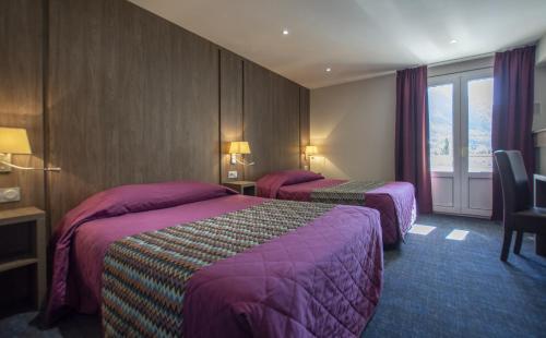 Postel nebo postele na pokoji v ubytování Hôtel Mont-Brison
