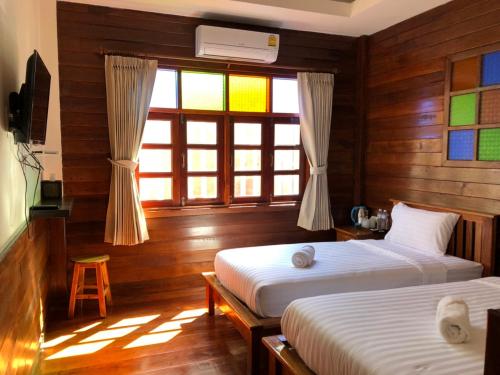 เตียงในห้องที่ Chiangkhan Hotel