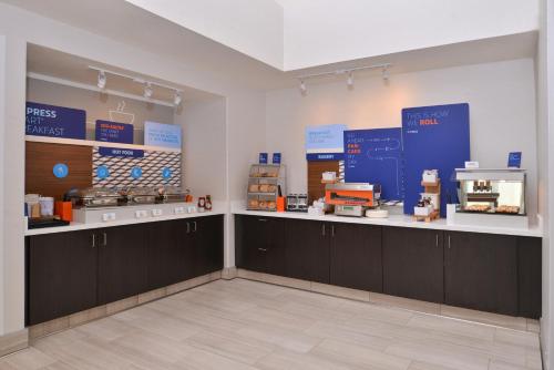a room with a counter with aasteryasteryasteryasteryasteryasteryasteryasteryastery at Holiday Inn Express Stockton Southeast by IHG in Stockton