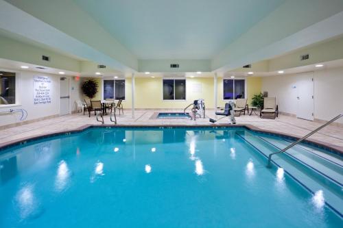 una gran piscina en una habitación de hotel en Holiday Inn Express Stockton Southeast, an IHG Hotel, en Stockton