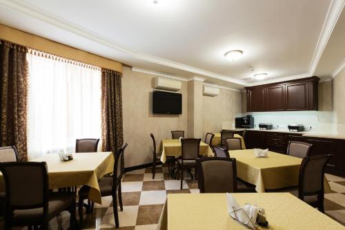 TV a/nebo společenská místnost v ubytování Hotel Helicopter