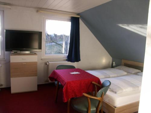 A bed or beds in a room at Waldpension zum Felsenkeller