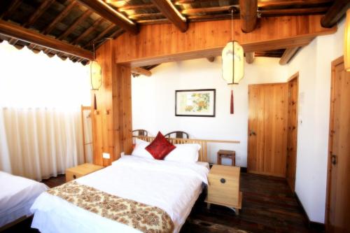 Tempat tidur dalam kamar di Begonia Flowers Guesthouse