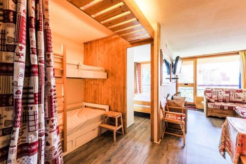 a small bedroom with a bunk bed and a window at Les Arcs 1800, Nova 2, 6 pers, Parking couvert gratuit in Arc 1800