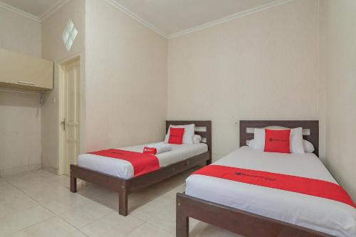Tempat tidur dalam kamar di RedDoorz Syariah near Terminal Batu Ampar 2
