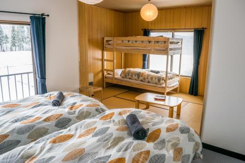Katil dua tingkat atau katil-katil dua tingkat dalam bilik di Myoko House