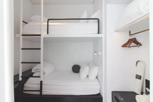 Veranda Resort & Villas Hua Hin Cha Amにあるベッド