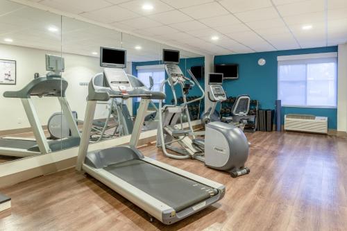 Fitness centrum a/nebo fitness zařízení v ubytování Holiday Inn Express Scottsburg by IHG