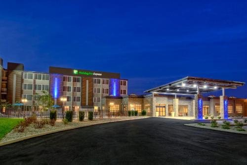 a rendering of a hotel at night at Holiday Inn Express Louisville Airport Expo Center, an IHG Hotel in Louisville