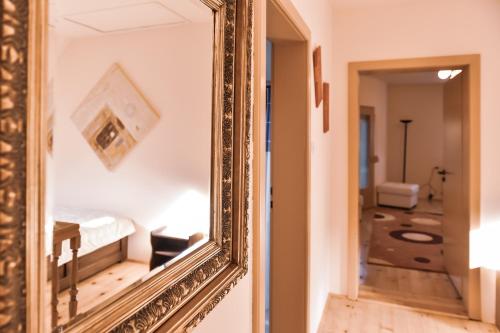 a mirror on a wall next to a room at Harmónia Kulcsosház Ivó in Siculeni