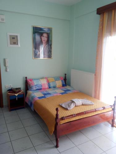 ein Schlafzimmer mit einem Bett und einem Bild an der Wand in der Unterkunft Lampros Studio in Kalambaka