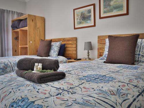 Een bed of bedden in een kamer bij Mountain Breeze Log Cabins