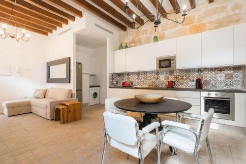 een keuken en een woonkamer met een tafel en stoelen bij Vintage Palma Palace Apartments TI in Palma de Mallorca