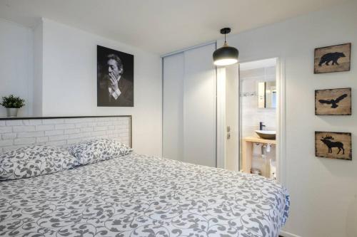 フォンテーヌブローにあるL'atelier by Sleepinfontainebleauのベッドルーム(大型ベッド1台付)、バスルームが備わります。