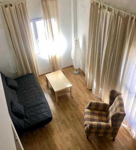 Una sala de estar con un sofá, una silla y una mesa. en GLP Sierra nevada, en Sierra Nevada