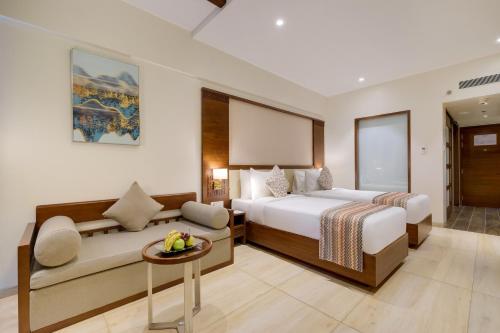 En eller flere senge i et værelse på The Fern An Ecotel Hotel, Lonavala