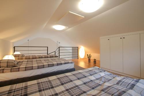 מיטה או מיטות בחדר ב-domki Stara Morawa