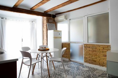 バレンシアにあるFLORIT FLATS - Cozy Wifi AC Loft In the Heart of Ruzafaのキッチン、ダイニングルーム(テーブル、椅子付)