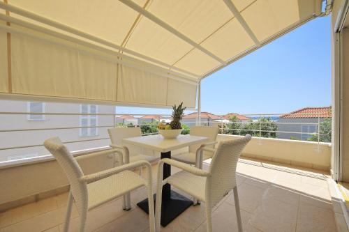 Sunnyside Apartments Resort Petrcane tesisinde bir balkon veya teras