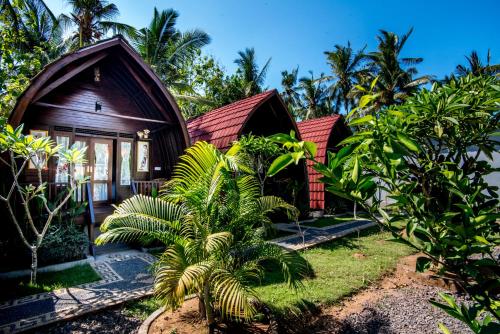 una pequeña casa en medio de un bosque en Sekar Ayu Spa Salon & Bungalow, en Nusa Penida