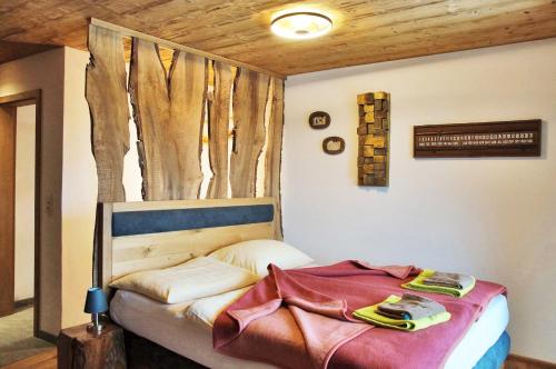 A bed or beds in a room at Alpengasthof Krische