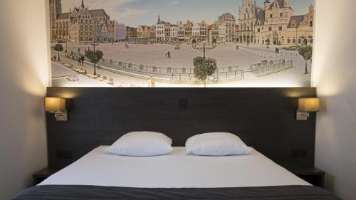 Säng eller sängar i ett rum på 3 Paardekens - City Centre Hotel