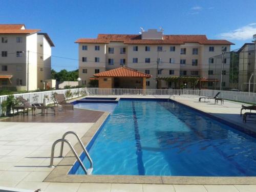 una grande piscina di fronte a un edificio di Apartamento na Praia a Ilhéus