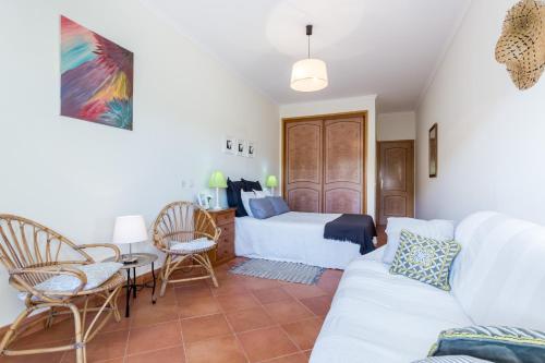 een woonkamer met een bed en een bank bij IM On Meia Praia Terrasse in Lagos