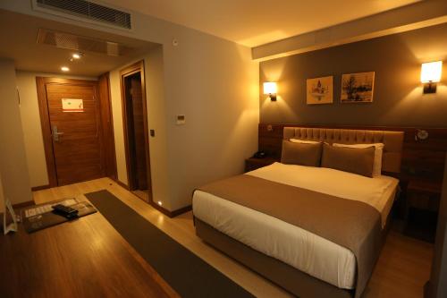 a bedroom with a bed in a hotel room at Oytun Park Hotel in Canakkale