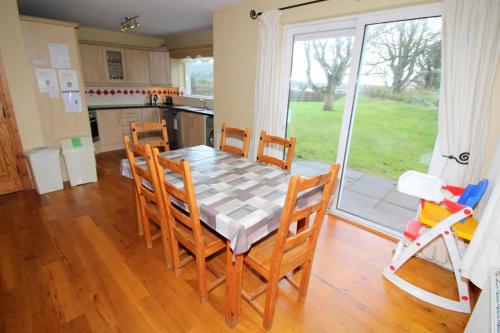 Rathmullan Holiday Homesにあるキッチンまたは簡易キッチン