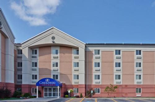 an exterior view of a hotel at Candlewood Suites Syracuse-Airport by IHG in North Syracuse